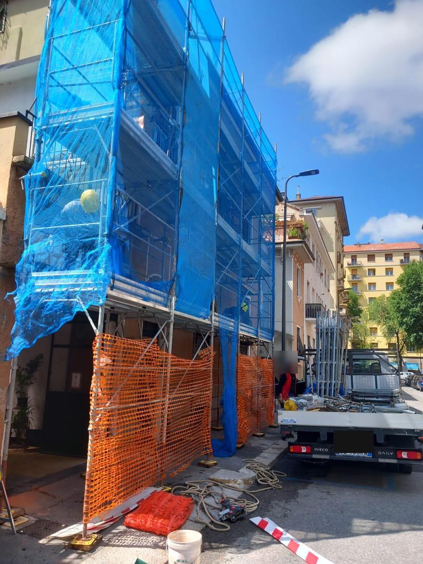 Tinteggiatura facciata di una palazzina, inizio lavori