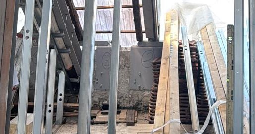 Struttura in profili metallici per pareti in cartongesso in un sottotetto in ristrutturazione